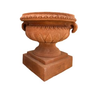 Terakotová váza Orsini Pillar na podstavci s reliéfní dekorací