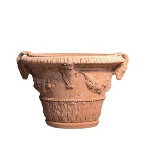 Terakotový květináč Stemma e Capre s reliéfními hlavami koz a heraldickým znakem
