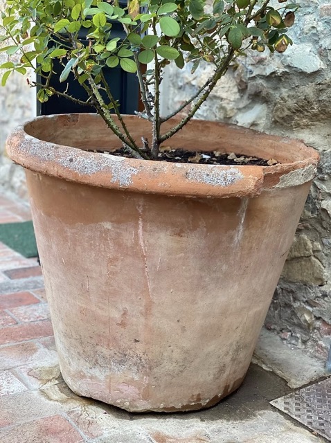 Průmyslová výroba terakoty pomocí kovových forem