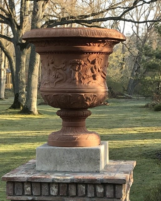 Terakotová váza na podstavci