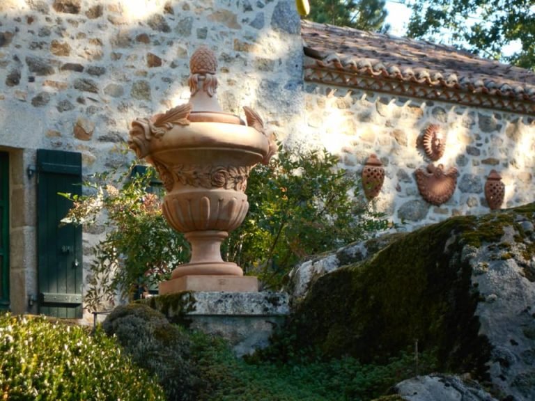 Terakotová váza v architektuře